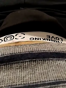 erdestruttor18 online show from 12/18/25, 07:18