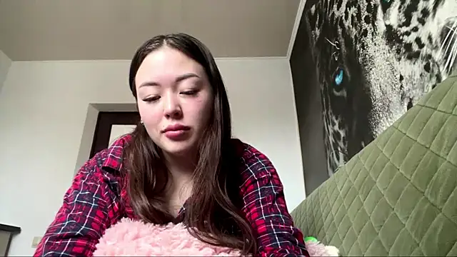 Snapshot of CurietHana1 chatting on 12/17/25, 04:28 CurietHana1 online show from 12/17/25, 04:28