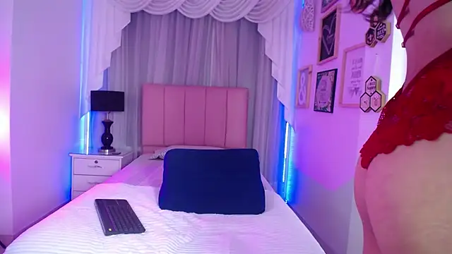 Snapshot of IsabelleDaza chatting on 12/17/25, 12:21 IsabelleDaza online show from 12/17/25, 12:21