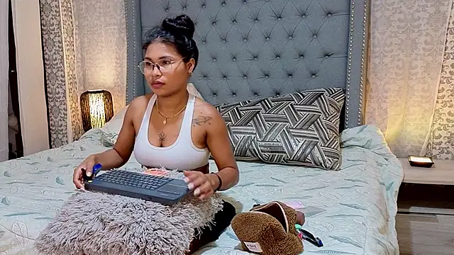 Miaa Collinss online show from 11/29/25, 08:42