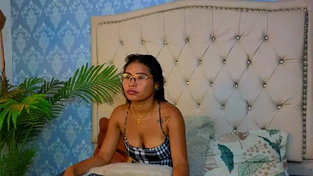 Miaa Collinss online show from 12/01/25, 08:42