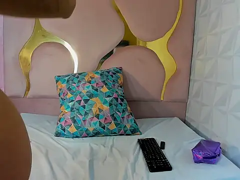 peachrouge online show from 12/17/25, 08:36