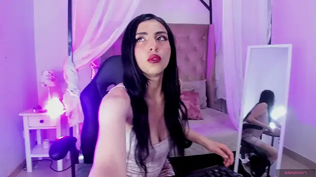 Snapshot of Miha_Sophia_ chatting on 12/04/25, 04:44 Miha Sophia online show from 12/04/25, 04:44