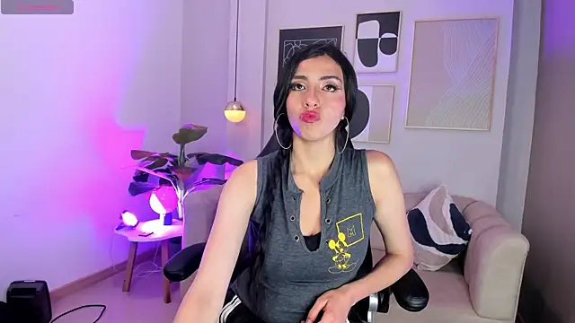 Snapshot of Miha_Sophia_ chatting on 12/17/25, 04:28 Miha Sophia online show from 12/17/25, 04:28