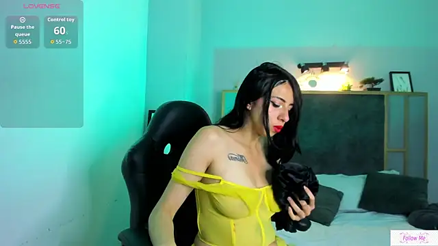 Snapshot of Miha_Sophia_ chatting on 11/30/25, 12:17 Miha Sophia online show from 11/30/25, 12:17