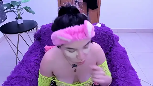 Snapshot of Honney_19 chatting on 12/16/25, 10:30 Honney 19 online show from 12/16/25, 10:30