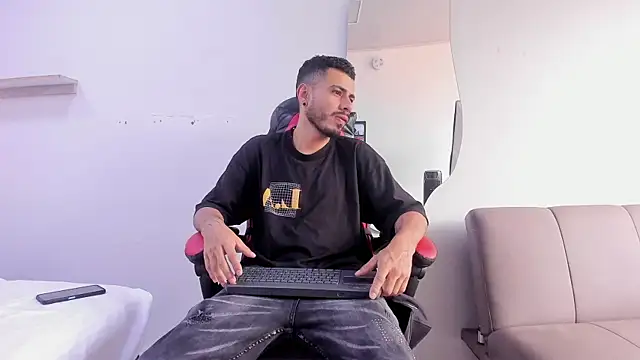 Snapshot of MatthewCullen chatting on 02/04/26, 08:04 MatthewCullen online show from 02/04/26, 08:04