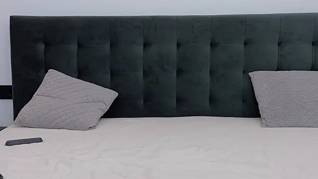 Snapshot of AnnaBenet chatting on 12/16/25, 04:55 AnnaBenet online show from 12/16/25, 04:55