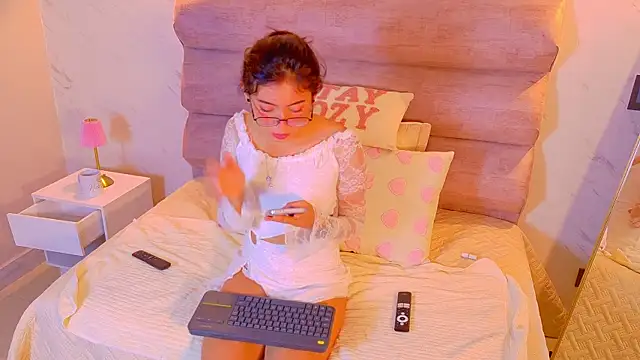 Mia Cullen online show from 12/17/25, 11:59