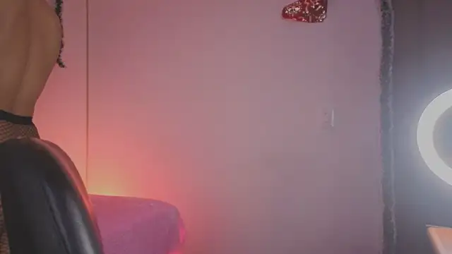 Snapshot of MarillynMorgan chatting on 12/03/25, 01:43 MarillynMorgan online show from 12/03/25, 01:43