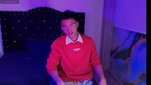 Snapshot of thian_blakee chatting on 12/01/25, 04:02 thian blakee online show from 12/01/25, 04:02