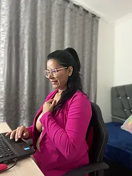 Snapshot of CATHA_EF chatting on 12/17/25, 12:43 CATHA EF online show from 12/17/25, 12:43