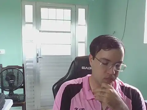 Snapshot of Silvakkfitk chatting on 12/17/25, 03:28 Silvakkfitk online show from 12/17/25, 03:28