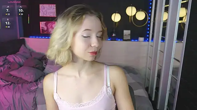 Snapshot of Tiffany__May chatting on 12/16/25, 01:48 Tiffany May online show from 12/16/25, 01:48