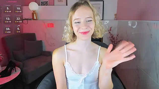 Snapshot of Tiffany__May chatting on 12/17/25, 01:49 Tiffany May online show from 12/17/25, 01:49