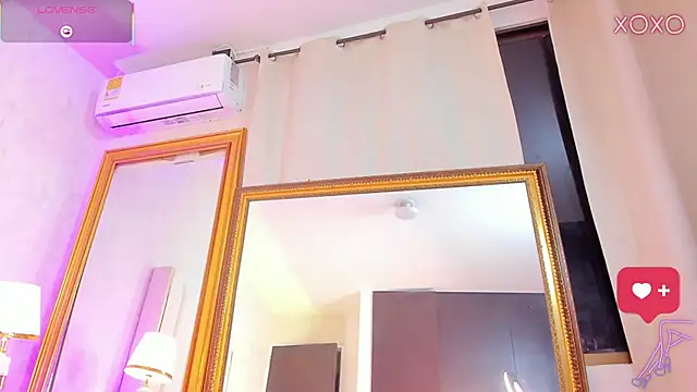 Snapshot of MoliBunny chatting on 12/19/25, 05:54 MoliBunny online show from 12/19/25, 05:54