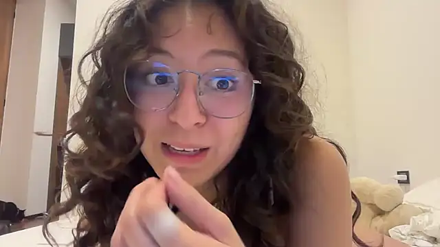 Alicatcua  online show from 05/18/26, 03:06
