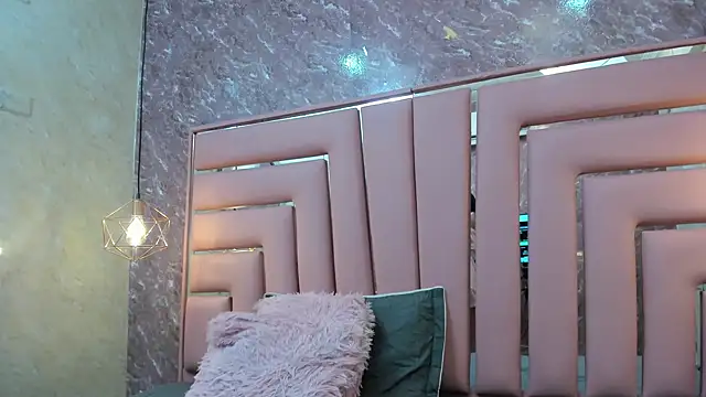 HOTTIE MIA  online show from 12/19/25, 07:27