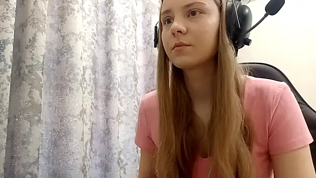 Snapshot of CrackShirker chatting on 12/17/25, 06:18 CrackShirker online show from 12/17/25, 06:18