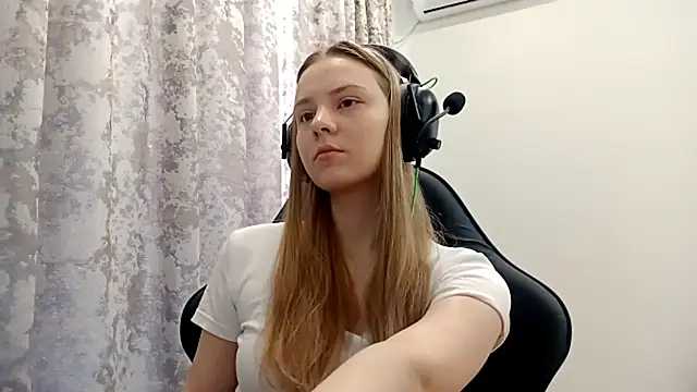 Snapshot of CrackShirker chatting on 12/19/25, 06:16 CrackShirker online show from 12/19/25, 06:16