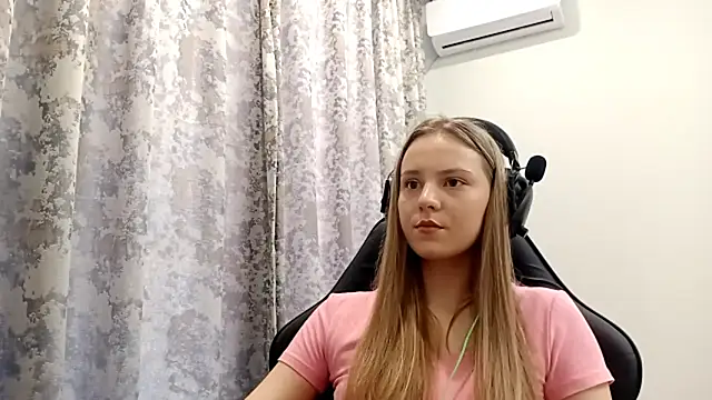 Snapshot of CrackShirker chatting on 12/16/25, 08:07 CrackShirker online show from 12/16/25, 08:07