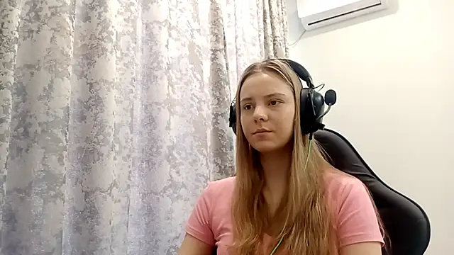 Snapshot of CrackShirker chatting on 12/18/25, 06:18 CrackShirker online show from 12/18/25, 06:18