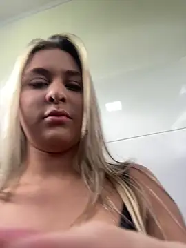 Snapshot of Sofia_Lopezz1 chatting on 12/18/25, 04:00 Sofia Lopezz1 online show from 12/18/25, 04:00