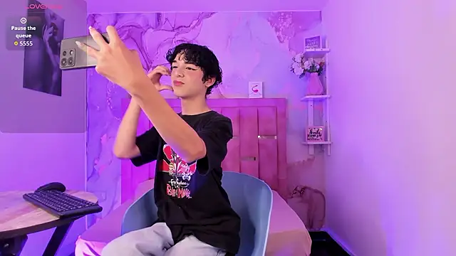 Snapshot of SthepanodiMonaco chatting on 02/18/26, 08:16 SthepanodiMonaco online show from 02/18/26, 08:16