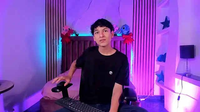 SthepanodiMonaco online show from 12/15/25, 07:41