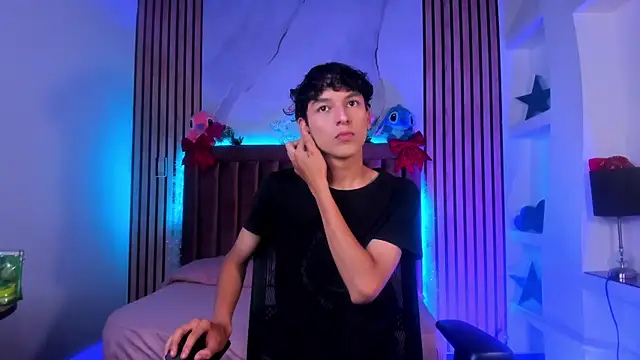 SthepanodiMonaco online show from 12/17/25, 07:52