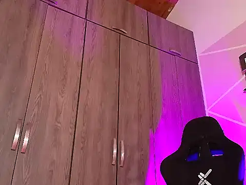 Snapshot of Doll_Dollys_ chatting on 12/14/25, 03:35 Doll Dollys online show from 12/14/25, 03:35