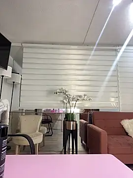 MiaScott Pink online show from 12/22/25, 06:19