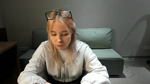 AunclreaVache online show from 11/29/25, 10:15