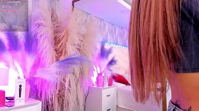 Lizzi Hotman  online show from 03/25/26, 08:30