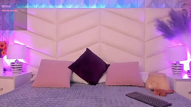 Lizzi Hotman  online show from 04/15/26, 08:20