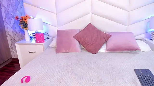 Lizzi Hotman  online show from 02/10/26, 08:30