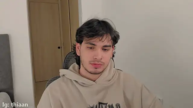 Snapshot of thiaann chatting on 12/19/25, 02:04 thiaann online show from 12/19/25, 02:04