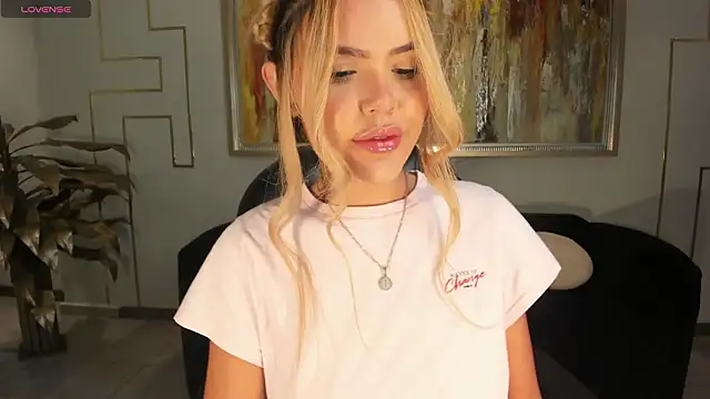 Snapshot of RossiRivers chatting on 02/18/26, 12:23 RossiRivers online show from 02/18/26, 12:23