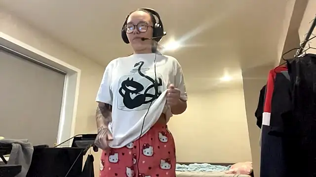 KerriMcbreen online show from 12/03/25, 03:18