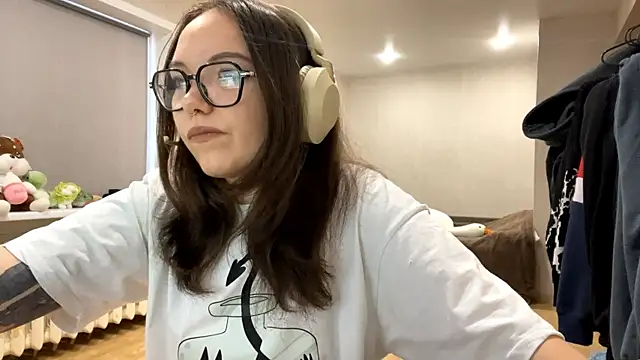 KerriMcbreen online show from 12/15/25, 03:45