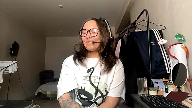 Snapshot of KerriMcbreen chatting on 11/28/25, 05:07 KerriMcbreen online show from 11/28/25, 05:07