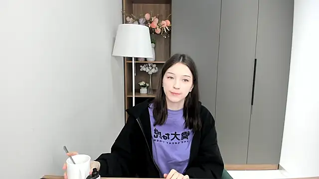 YvonneShames online show from 12/02/25, 09:44