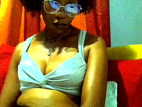 Snapshot of PreettyTee chatting on 04/14/26, 11:21 PreettyTee online show from 04/14/26, 11:21