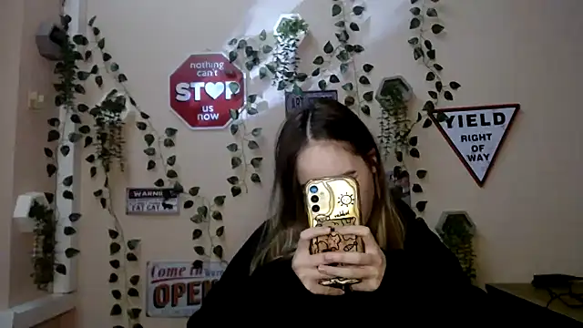 Moon  Lily online show from 12/01/25, 03:02