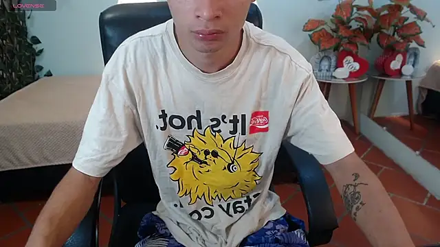 Snapshot of LucassSmith11 chatting on 12/01/25, 01:23 LucassSmith11 online show from 12/01/25, 01:23