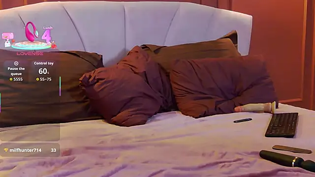 Snapshot of OliviaMazee chatting on 12/13/25, 08:04 OliviaMazee online show from 12/13/25, 08:04