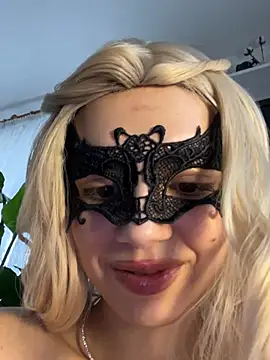 Snapshot of s4rah chatting on 03/05/26, 12:13 s4rah online show from 03/05/26, 12:13