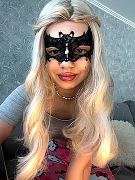 Snapshot of s4rah chatting on 03/25/26, 08:46 s4rah online show from 03/25/26, 08:46