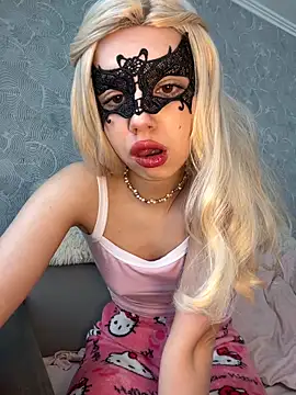 Snapshot of s4rah chatting on 04/03/26, 10:22 s4rah online show from 04/03/26, 10:22