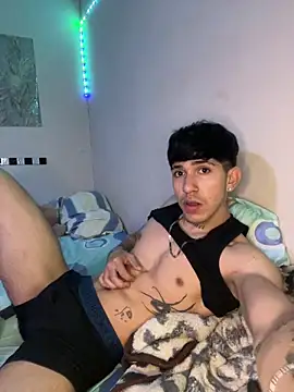 Snapshot of wil_hot chatting on 12/15/25, 03:56 wil hot online show from 12/15/25, 03:56